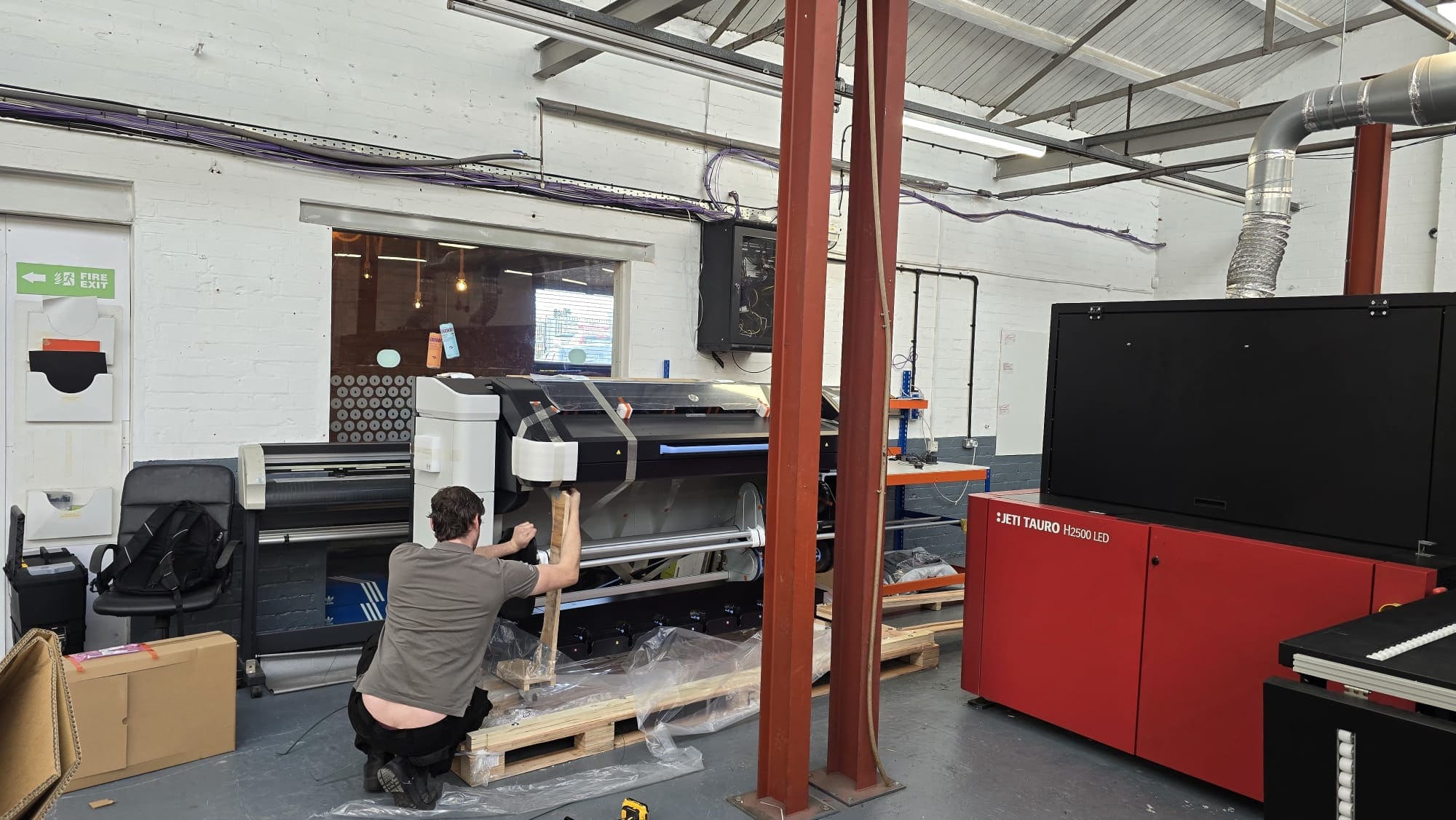 Perfect Colours engineer unpacking and installing the HP Latex 830W